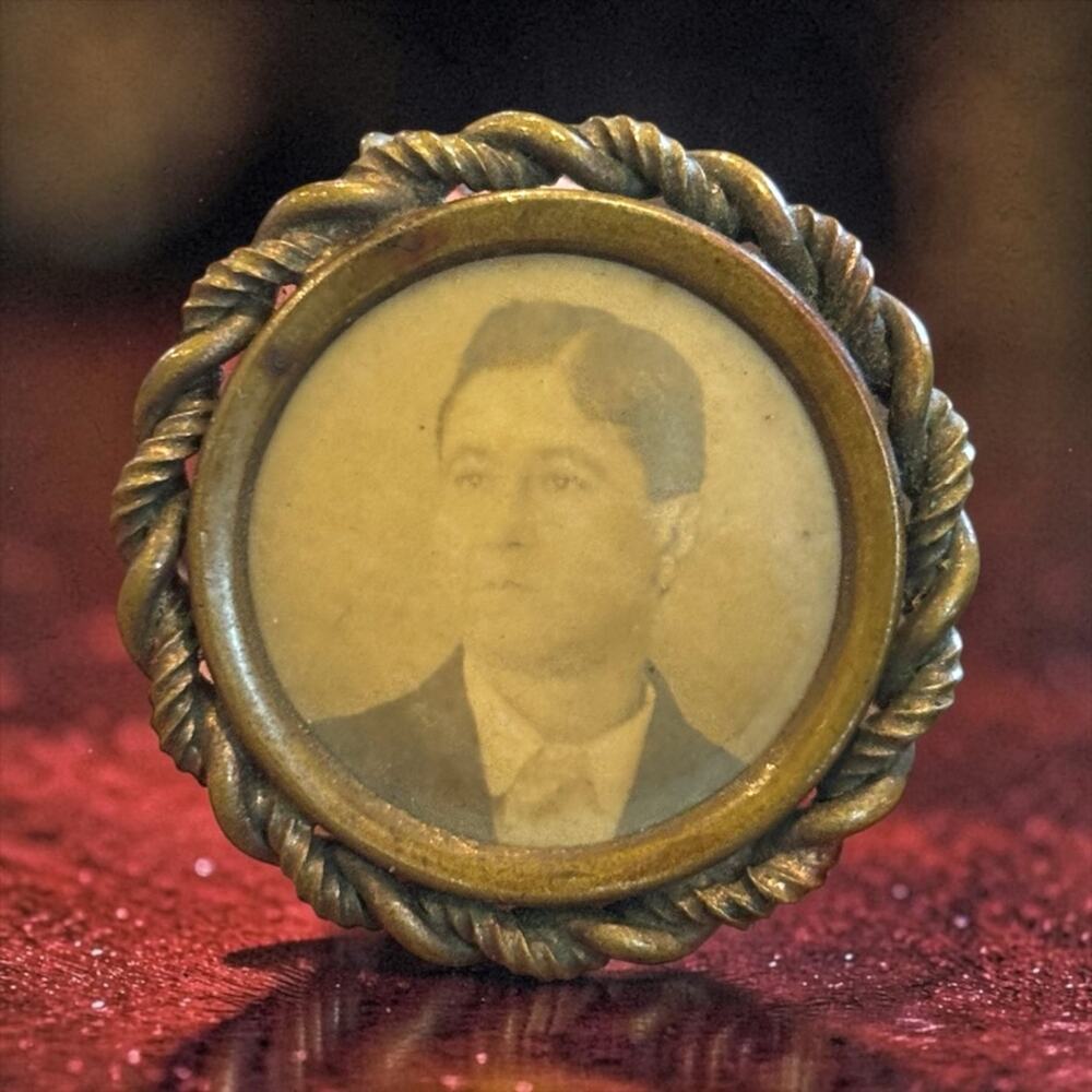 Antique Victorian Mourning Portrait Photo Brooch Twisted Rope Frame C Clasp